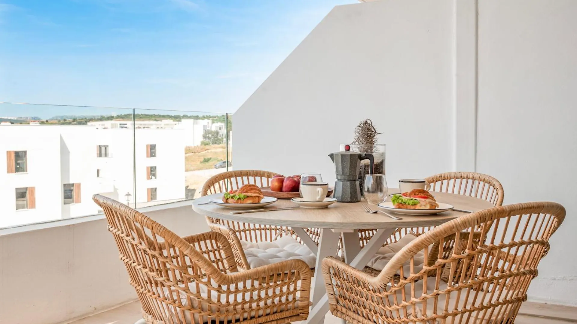 Estepona Beach Getaway 2Br Apartment W Sea View 0*,  スペイン